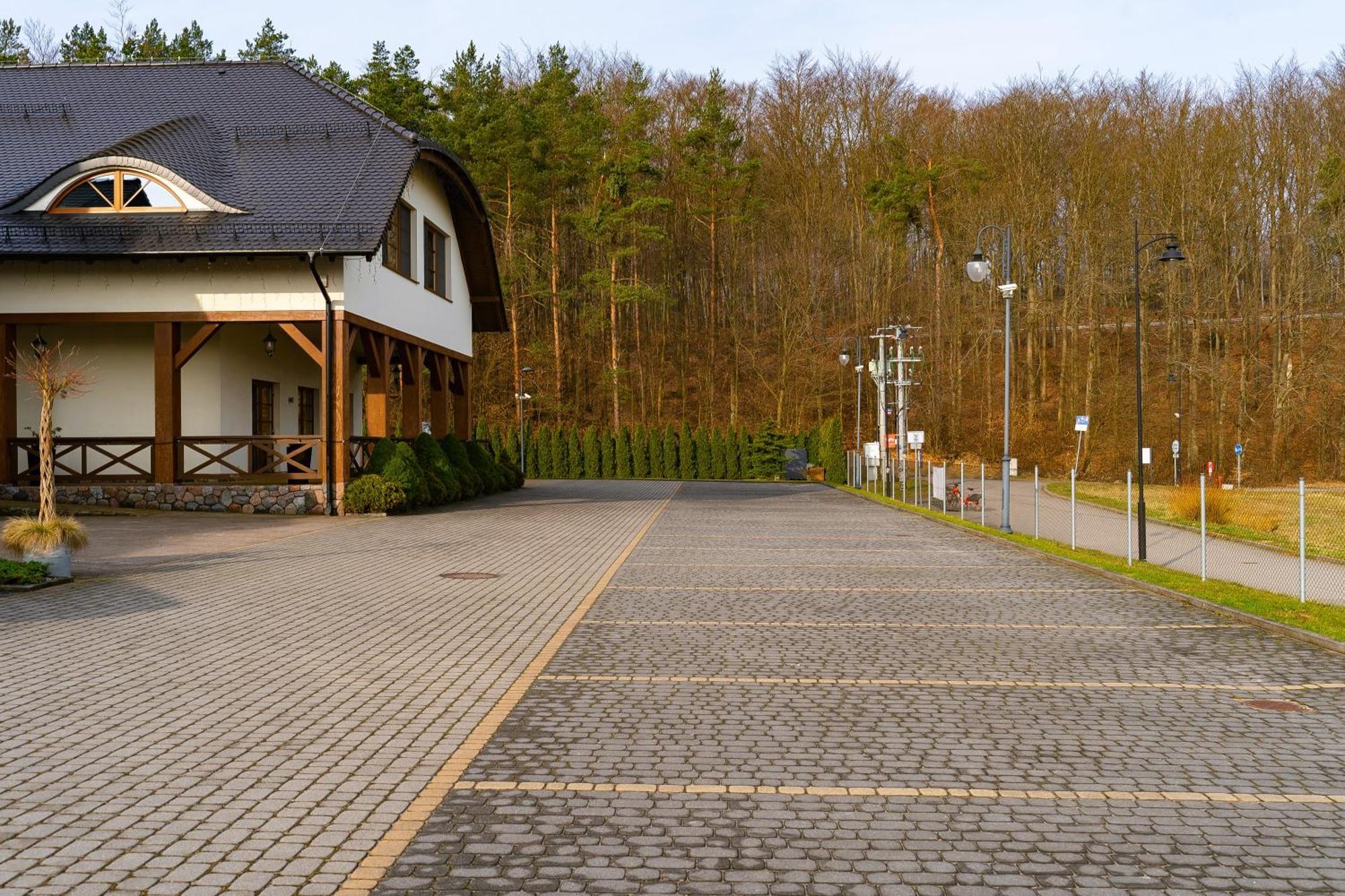 Zlota Jesien Restauracja I Noclegi Nad Jeziorem Karthaus Exterior foto